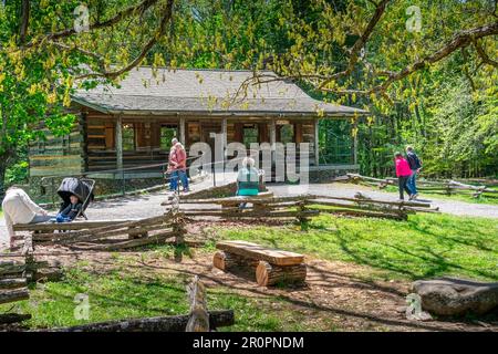 Cades Cove, Tennessee, Stati Uniti – 24 aprile 2023: Immagine orizzontale dei turisti che visitano il Cade Cove Visitors Center in aprile. Foto Stock