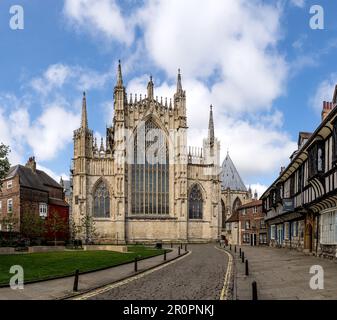 ST WILLIAM'S COLLEGE, YORK, REGNO UNITO - MAY9, 2023. Una vista panoramica urbana della Great East Window of York Minster dal St William's College di York, Regno Unito Foto Stock