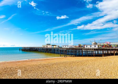 Vista del molo di Hasting e della spiaggia di Hastings, Hastings, Inghilterra, Regno Unito Foto Stock