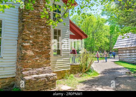 Cades Cove, Tennessee, Stati Uniti – 24 aprile 2023: Immagine orizzontale dei turisti che visitano la Cable House di Becky a Cades Cove, Tennessee, nel Spri Foto Stock