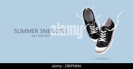 Sneaker Flying Black su sfondo blu. Eleganti scarpe sportive casual alla moda. Layout minimalistico creativo con calzature. Simponi il tuo design Foto Stock