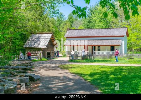 Cades Cove, Tennessee, Stati Uniti – 24 aprile 2023: Immagine orizzontale di turisti che si godono la Becky Cable House a Cades Cove nel mese di aprile. Foto Stock