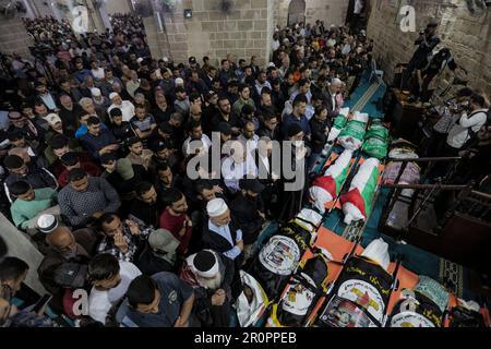 Gaza, Palestina. 09th maggio, 2023. (NOTA DELL'EDITORE: L'immagine raffigura la morte) i lutto circondano i corpi morti durante i funerali dei maggiori comandanti della Jihad islamica palestinese Tareq Izzeldeen e Khalil al-Bahtini, e di altri palestinesi uccisi in scioperi israeliani, a Gaza City. (Foto di Mahmoud Issa/SOPA Images/Sipa USA) Credit: Sipa USA/Alamy Live News Foto Stock