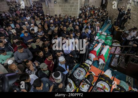 Gaza, Palestina. 09th maggio, 2023. (NOTA DELL'EDITORE: L'immagine raffigura la morte) i lutto circondano i corpi morti durante i funerali dei maggiori comandanti della Jihad islamica palestinese Tareq Izzeldeen e Khalil al-Bahtini, e di altri palestinesi uccisi in scioperi israeliani, a Gaza City. (Foto di Mahmoud Issa/SOPA Images/Sipa USA) Credit: Sipa USA/Alamy Live News Foto Stock