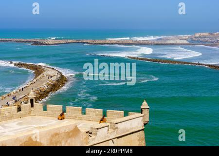 Rabat, Marocco - 30 marzo 2023: Vista della foce del fiume Bou Regreg, con i pescatori locali, a Rabat, Marocco Foto Stock