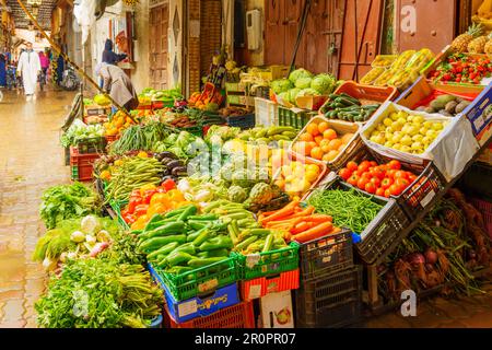 Marrakech, Marocco - 05 aprile 2023: Mercato di Medina con verdure in vendita, locali e visitatori, a Marrakech, Marocco Foto Stock