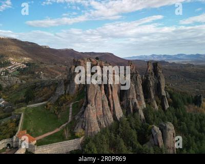 Una vista aerea di rocce massicce nella città di Belogradchik. Provincia di Vidin, Bulgaria nordoccidentale. Foto Stock