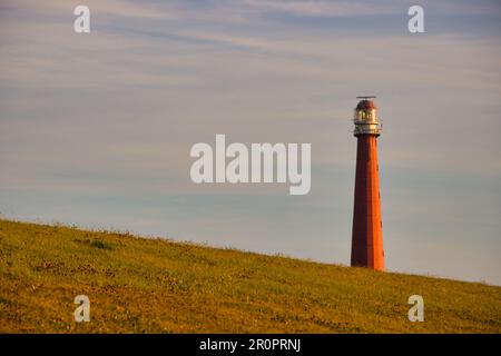 Sulla diga con vista sul faro di Den Helder (luna nel cielo) Foto Stock