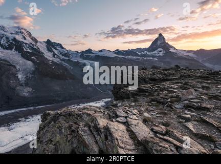 Monte Cervino, preso da Gornergrat durante il tramonto. Bellissimo paesaggio naturale in Svizzera, Europa. Paesaggio montano in estate. Foto Stock