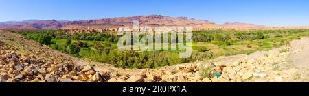 Vista panoramica della valle del fiume Todgha (Todra) e della città di Tinghir, nel centro del Marocco Foto Stock