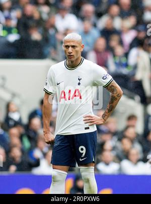 Richarlison di Tottenham Hotspur guarda sopra. Partita della Premier League, Tottenham Hotspur contro Crystal Palace allo stadio Tottenham Hotspur di Londra il sabato Foto Stock