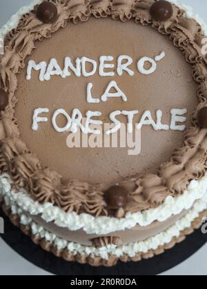 elegante torta di ghiaccio marrone beige glassato macro primo piano isolato su sfondo bianco per la celebrazione Foto Stock