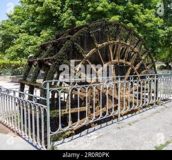 Una delle numerose alghe in Lisle-sur-la-Sorgue, Francia Foto Stock