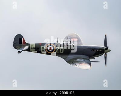 Spitfire MH434 sorvolano Biggin Hill airfield Foto Stock