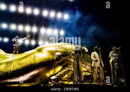 Amsterdam, Paesi Bassi. 09th maggio, 2023. AMSTERDAM - il cantante e cantautore britannico Sam Smith durante una performance nello Ziggo Dome come parte del suo nuovo album Gloria. ANP PAUL BERGEN netherlands out - belgium out Credit: ANP/Alamy Live News Foto Stock