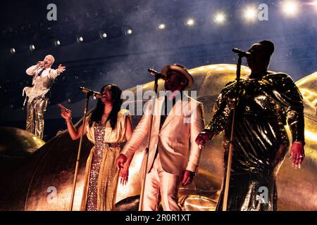 Amsterdam, Paesi Bassi. 09th maggio, 2023. AMSTERDAM - il cantante e cantautore britannico Sam Smith durante una performance nello Ziggo Dome come parte del suo nuovo album Gloria. ANP PAUL BERGEN netherlands out - belgium out Credit: ANP/Alamy Live News Foto Stock