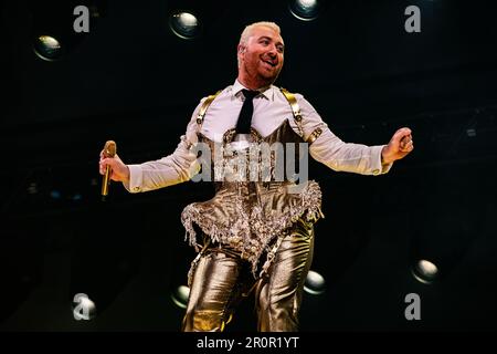 Amsterdam, Paesi Bassi. 09th maggio, 2023. AMSTERDAM - il cantante e cantautore britannico Sam Smith durante una performance nello Ziggo Dome come parte del suo nuovo album Gloria. ANP PAUL BERGEN netherlands out - belgium out Credit: ANP/Alamy Live News Foto Stock