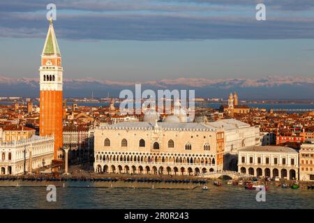 Piazza San Marco con Palazzo Ducale e Campanile con Alpi innevate, Venezia, Veneto, Italia Foto Stock