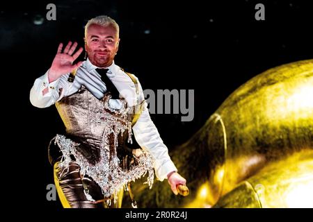 Amsterdam, Paesi Bassi. 09th maggio, 2023. AMSTERDAM - il cantante e cantautore britannico Sam Smith durante una performance nello Ziggo Dome come parte del suo nuovo album Gloria. ANP PAUL BERGEN netherlands out - belgium out Credit: ANP/Alamy Live News Foto Stock