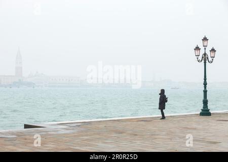 Vista dall'Isola della Guidecca attraverso il canale della Guidecca fino a San Marco e San Giorgio maggiore, Venezia, Italia Foto Stock