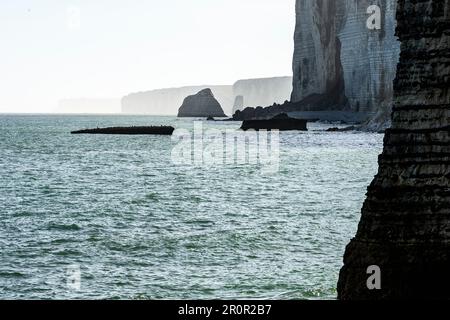 Etretat tra città storica, spiaggia di ciottoli e scogliere sulla cote d'Albatre - Amont scogliere | Etretat ville historique entre plage de galets, fal Foto Stock