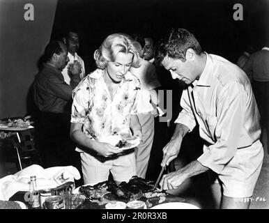 DINA MERRILL e TONY CURTIS su set Candid mangiare durante le riprese di OPERAZIONE PETTICOAT 1959 regista BLAKE EDWARDS Granart Company / Universal Pictures Foto Stock
