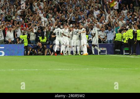 Madrid, Spagna. 09th maggio, 2023. I giocatori del Real Madrid festeggiano durante la Champions League Semifinale 1 tra il Real Madrid e Manchester City allo stadio Santiago Bernabeu di Madrid, in Spagna, il 9 maggio 2023. Credit: Edward F. Peters/Alamy Live News Foto Stock