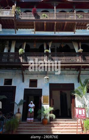 Balcone in legno, balcone, Hotel, edificio, Centro storico, Città di pietra Zanzibar, Tanzania Foto Stock
