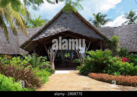 Sala di accoglienza, Hotel, tetto a Reed, Zanzibar, Tanzania Foto Stock