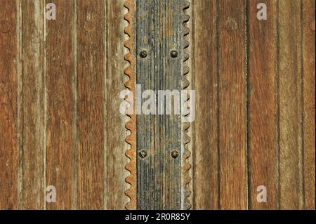 Frammento di una vecchia porta. Porte d'epoca con elementi metallici. Foto Stock