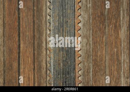 Frammento di una vecchia porta. Porte d'epoca con elementi metallici. Foto Stock