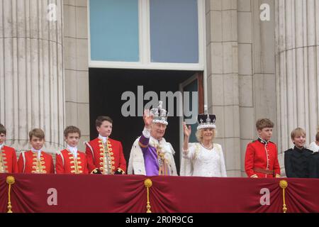 Re Carlo e la Regina Camilla accompagnarono i loro ragazzi sul balcone di Buckingham Palace dopo l'incoronazione di re Carlo III Foto Stock