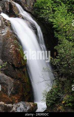 Situata a Balikesir, Turchia, la cascata di Sutuven è un'importante regione turistica della regione. Foto Stock