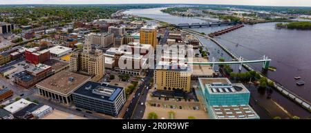 Vista aerea di Davenport durante l'alluvione della primavera del 2023; Davenport, Iowa, USA. Foto Stock