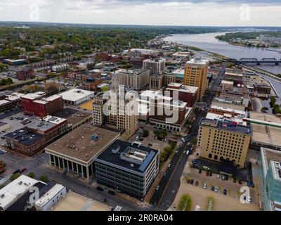 Vista aerea di Davenport durante l'alluvione della primavera del 2023; Davenport, Iowa, USA. Foto Stock