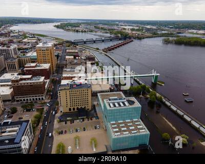 Vista aerea di Davenport durante l'alluvione della primavera del 2023; Davenport, Iowa, USA. Foto Stock