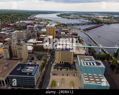 Vista aerea di Davenport durante l'alluvione della primavera del 2023; Davenport, Iowa, USA. Foto Stock