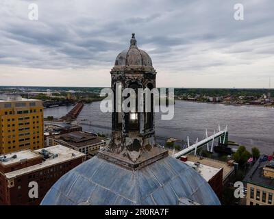 Vista aerea di Davenport durante l'alluvione della primavera del 2023; Davenport, Iowa, USA. Foto Stock