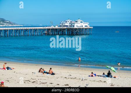 La gente si rilassa sulla spiaggia di Malibu, California, USA. Foto Stock