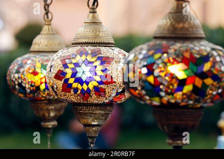 lampade decorative per soffitto dal design arabo mediterraneo Foto Stock