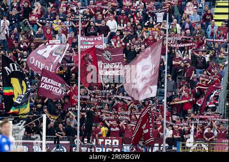 Empoli, Italia. 08th maggio, 2023. Tifosi di US Salernitana durante la Serie Una partita tra Empoli e US Salernitana 1919 allo Stadio Carlo Castellani di Empoli, Italia, il 8 maggio 2023. Credit: Giuseppe Maffia/Alamy Live News Foto Stock