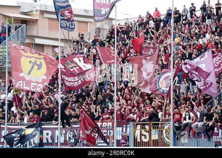 Empoli, Italia. 08th maggio, 2023. Tifosi di US Salernitana durante la Serie Una partita tra Empoli e US Salernitana 1919 allo Stadio Carlo Castellani di Empoli, Italia, il 8 maggio 2023. Credit: Giuseppe Maffia/Alamy Live News Foto Stock