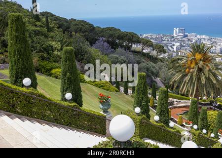 Haifa, Israele, 26 giugno 2022: Vista dalla passeggiata di Louis sul Monte Carmelo al Tempio di Bahai, il centro e il porto della città di Haifa in Israele Foto Stock