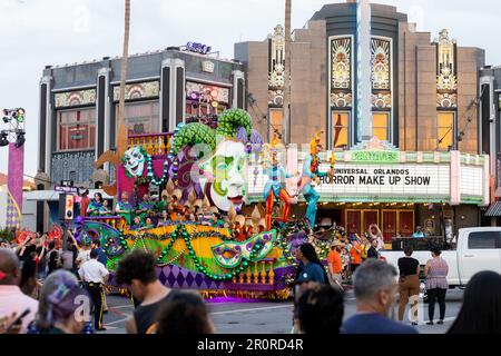 La sfilata di Maridi Gras al crepuscolo all'Islands of Adventure, Universal Studios, Orlando, Florida, USA Foto Stock