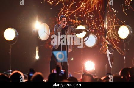 Liverpool, Regno Unito. 09th maggio, 2023. Andrejs Reinis Zitmanis of Sudden Lights dalla Lettonia canta 'Aij·' durante la prima semifinale del Concorso di canzoni Eurovisione 67th alla M&S Bank Arena. Credit: Peter Kneffel/dpa/Alamy Live News Foto Stock