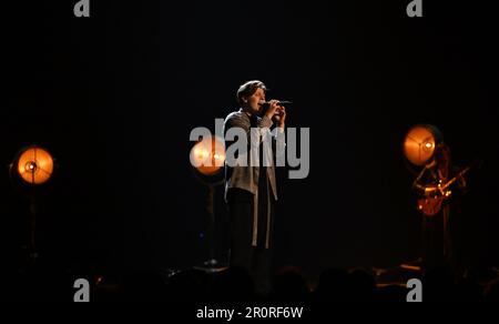Liverpool, Regno Unito. 09th maggio, 2023. Andrejs Reinis Zitmanis of Sudden Lights dalla Lettonia canta 'Aij·' durante la prima semifinale del Concorso di canzoni Eurovisione 67th alla M&S Bank Arena. Credit: Peter Kneffel/dpa/Alamy Live News Foto Stock