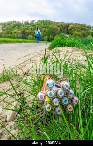 Cavo in fibra ottica, appena posato lungo una corsia di campagna, fornitura di Internet veloce nelle aree rurali, Mülheim an der Ruhr, NRW, Germania Foto Stock