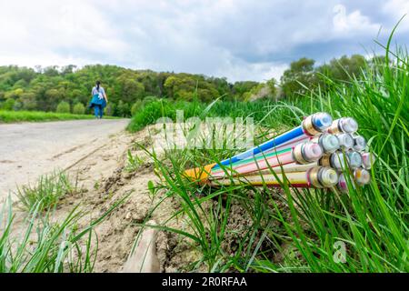 Cavo in fibra ottica, appena posato lungo una corsia di campagna, fornitura di Internet veloce nelle aree rurali, Mülheim an der Ruhr, NRW, Germania Foto Stock