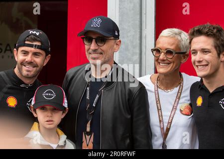 Monaco, Monaco. 06th maggio, 2023. Gad Elmaleh con il figlio Raphael Elmaleh si pone per i fotografi con il Nissan Formula e Team. Il vincitore dell'edizione 6th del Campionato del mondo FIA ABB di Formula e è stato Nick Cassidy, dell'envision Racing Team. Fu il suo secondo trionfo consecutivo nella sua carriera. (Foto di Laurent Coust/SOPA Images/Sipa USA) Credit: Sipa USA/Alamy Live News Foto Stock