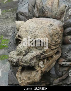 Teste mostruose sul tempio del serpente piume il monumento più importante e misterioso della città precolombiana di Teotihuacan, Messico Foto Stock